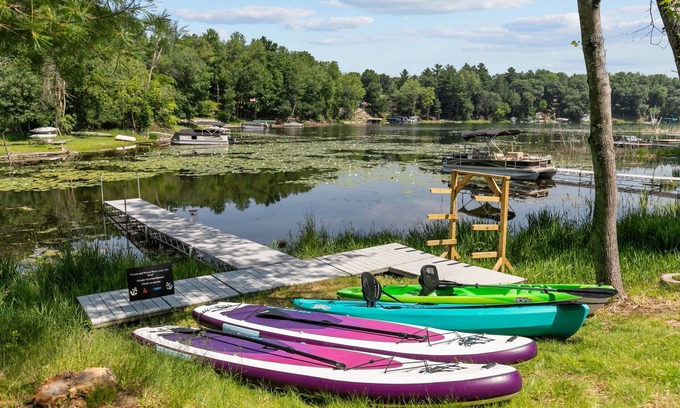 Pine River House | City Detox- Hot Tub, SUPs, Kayaks, Firepit, Chill