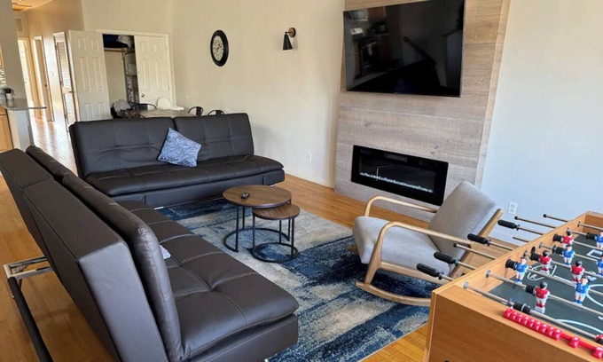 Greenville Apartment | City Explorer- simple check in 12ppl with 2 king beds