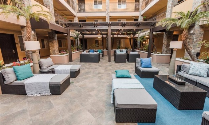 Tree Section Hotel | City Express By Marriott Manhattan Beach