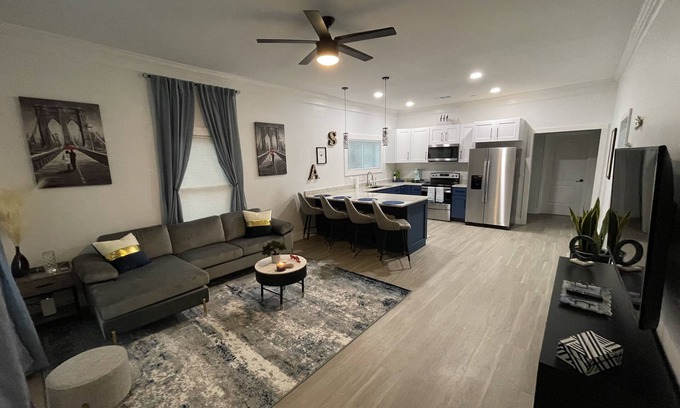 College Park House | City Serenity-2BR Home away from Home. 6 Min from ATL Airport