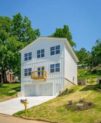 Chattanooga House | City Side Comfort in Missionary Ridge - hot tub