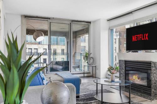 Crosstown Apartment | City Skyline DT 3BR Condo DT with Free Parking