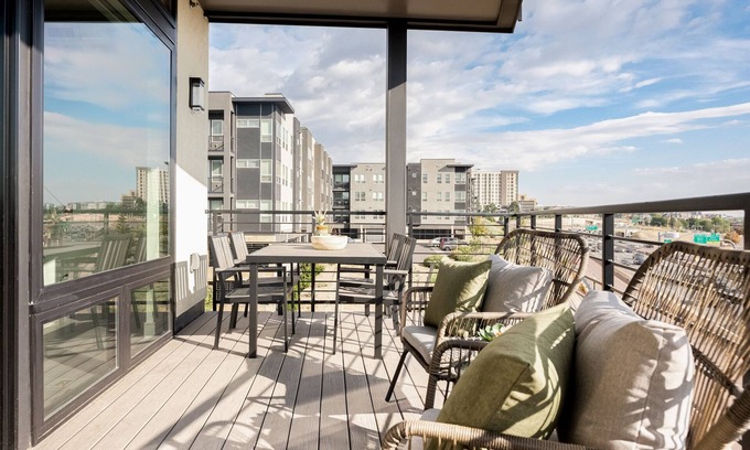 Jefferson Park Condo | City Views! | Chic Jefferson Park Condo | Tesoro