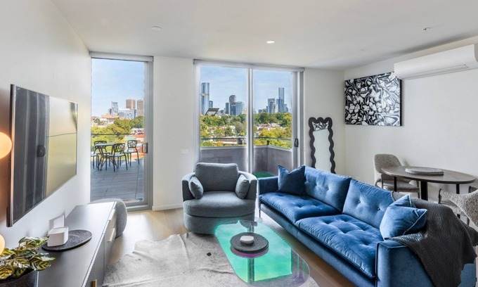 Carlton Apartment | City Views | Unique Carlton Stay
