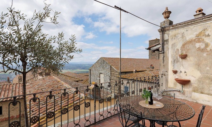 Cortona Old Town Apartment | City/Village Apartment in Cortona with 1 bedrooms sleeps 4