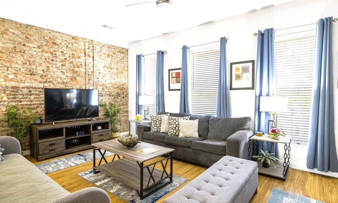 MLK University Condo | Cityscape 1- City Hoppers- King Bed