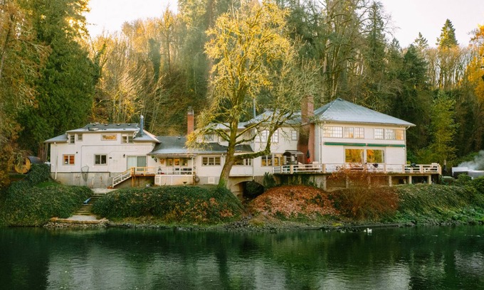 Carver House | Clackamas Riverfront Guest Suite With Hot Tub And Sauna