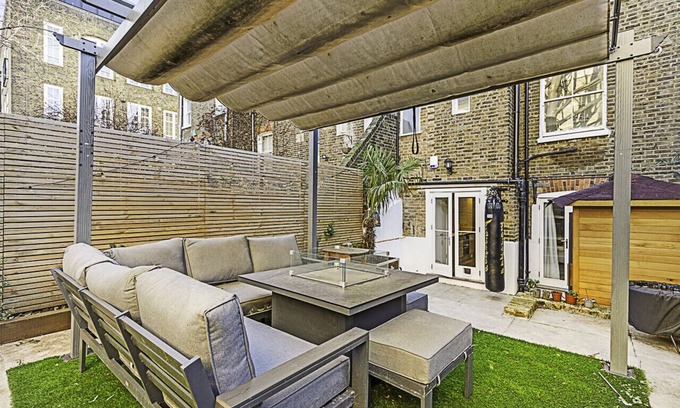 Ferndale Apartment | Clapham Oasis: 1 Bedroom, Sauna, Garden Retreat