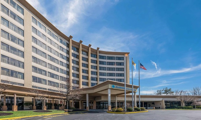 Mount Laurel Hotel | Clarion Hotel & Suites