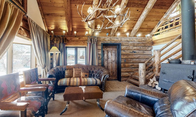 South Fork House | Classic alpine cabin with fast WiFi, enclosed yard, deck, & wood stove - dogs ok