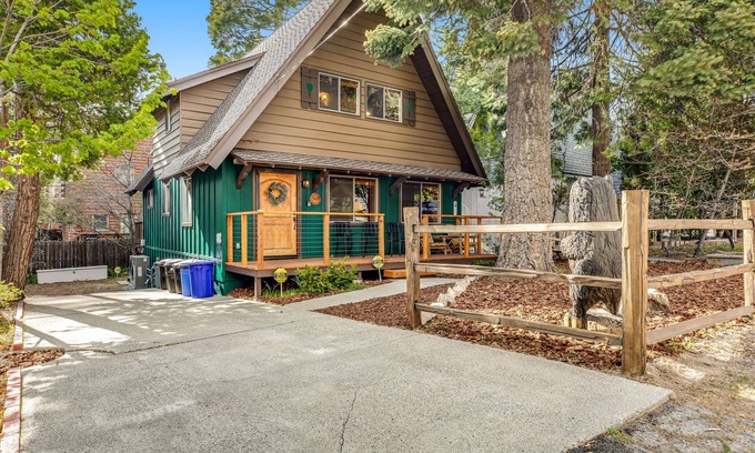Cedar Glen House | Classic cabin with fireplace, lake access, grill, central AC & washer/dryer