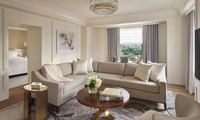 Back Bay East Hotel | Classic Corner Park View Suite At The Newbury Boston!