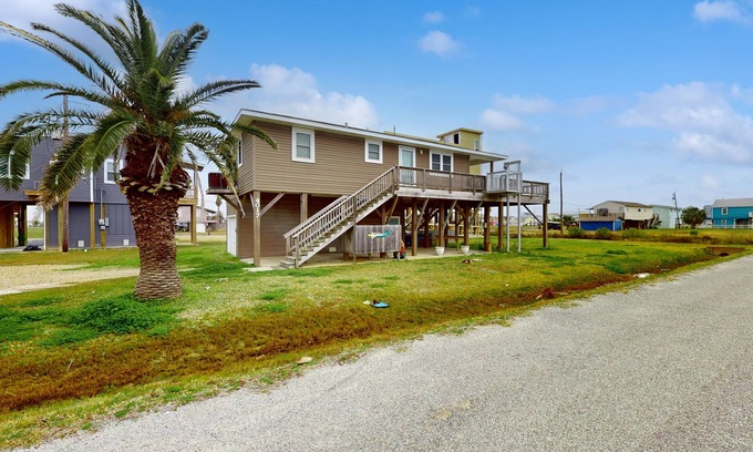Galveston House | Classic costal escape with free WiFi, easy beach access, great view & large deck