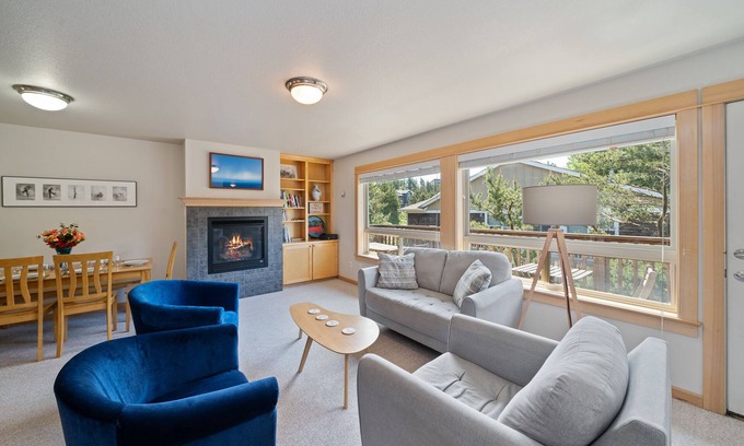 Manzanita House | Classic Cottage MCA#1548 Spacious 4 bdrm close to town/beach, Foosball, Dogs