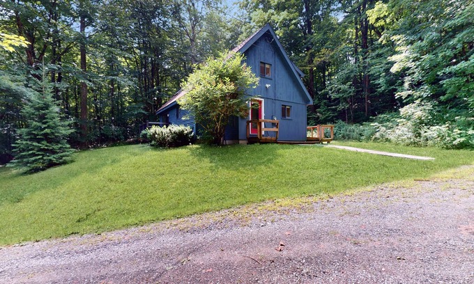 West Dover Cabin | Classic, dog-friendly cabin in the woods w/private deck