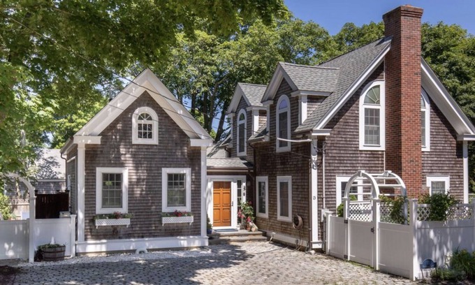 Vineyard Haven House | Classic Downtown Property