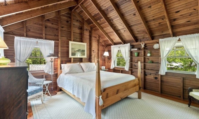 East Chop Cottage | Classic East Chop Summer Cottage in Oak Bluffs on Martha's Vineyard with A/C