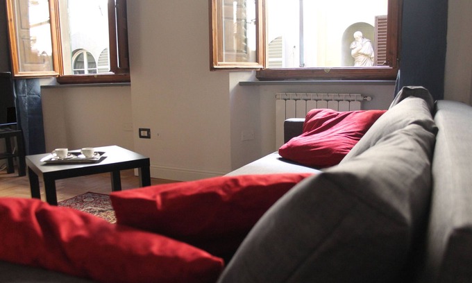 Duomo Apartment | Classic Florentine style apartment, just behind the Cathedral