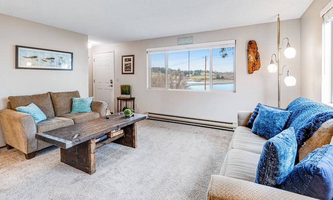 Coupeville House | Classic Home with Private Beach Access and High-Speed WiFi - Dogs Welcome