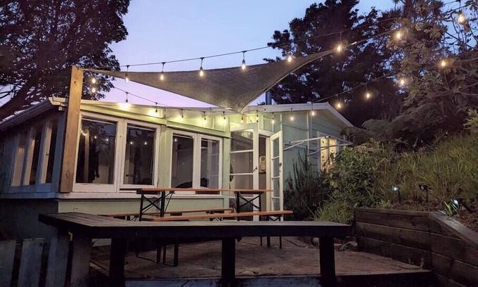 Raglan Cabin | Classic Kiwi bach & sleep-out with a stunning view