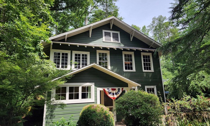 Lakemont House | Classic Lakehouse on a Lovely Mountain stream with Lake Rabun access & 4 Bedroom