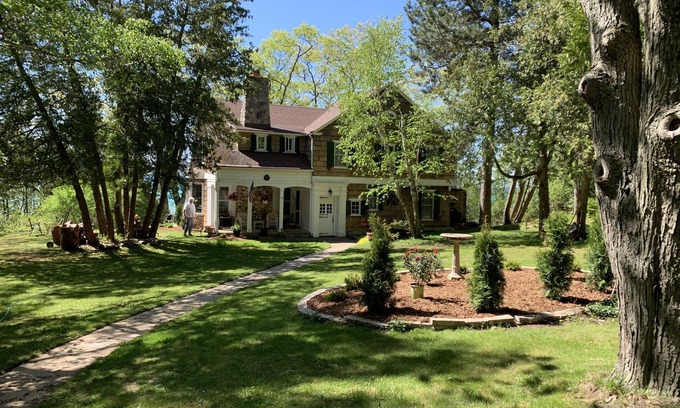 Leland House | Classic Leland cottage on the beach, beautiful sunsets, 8 min. walk to downtown