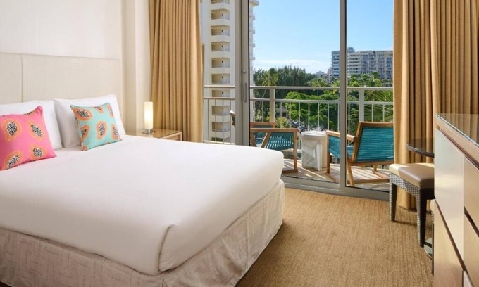 Diamond Head - Kapahulu - St. Louis Hotel | Classic Queen by the Beach | Oceanfront Access | Minutes to Waikiki Aquarium