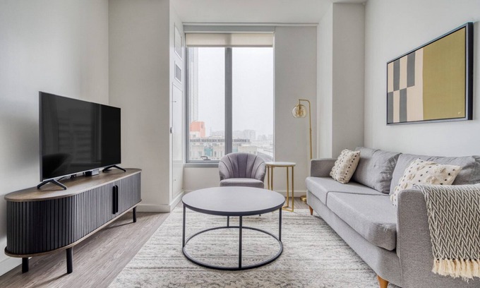 South Beach Apartment | Classic Rincon Hill 1BR w/W/D, Gym & Pool, near Tech HQs, by Blueground