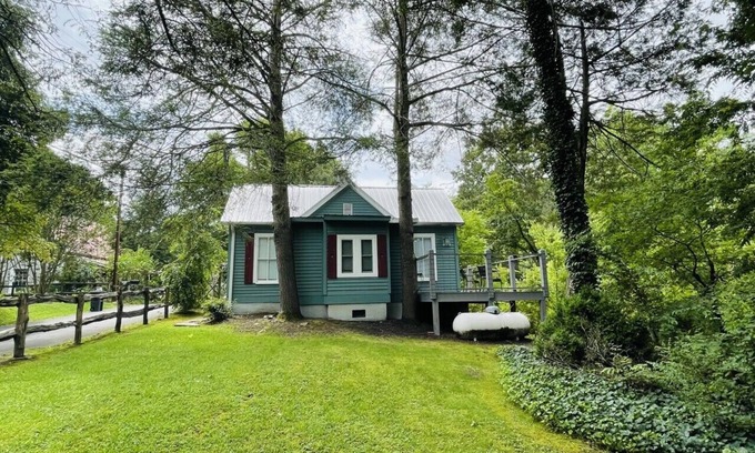 Hot Springs Cottage | Classic Romantic Creek View D/T Cottage~ Walk to town & AT ~Relax on the Porch
