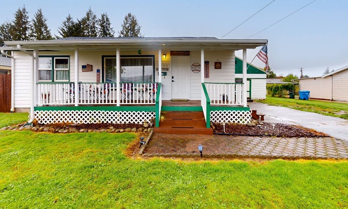 Sumner House | Classic, sports themed cottage with porch & great yard - near downtown