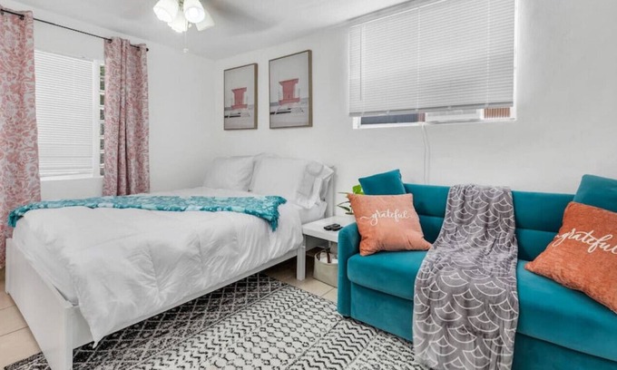Edgewater Apartment | Classic Studio | 5m Wyn | Walk 86 | Kitchen | Ptio