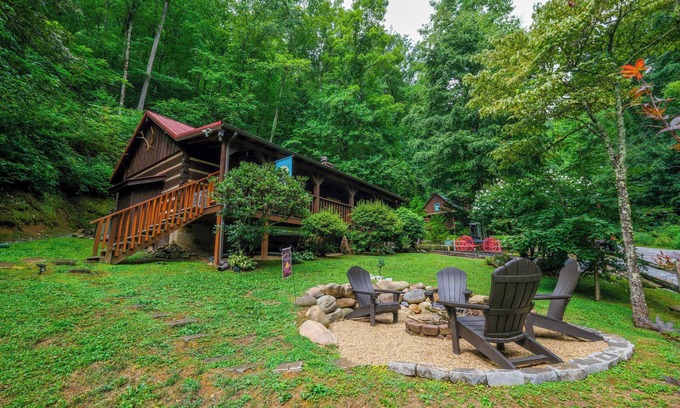 Gatlinburg - Pigeon Forge Cabin | Classic Tennessee log cabin with a hot tub in a GORGEOUS setting!