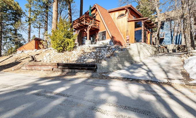 Green Valley Lake Cabin | Classic two-story cabin & loft with fast WiFi, wood stove & balcony - ski nearby
