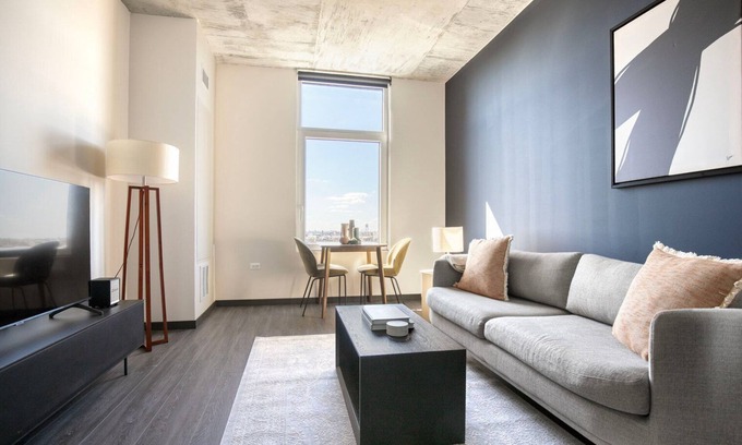 Near West Side Apartment | Classic West Loop 1BR w/Gym, near Fulton Market & I-90, by Blueground