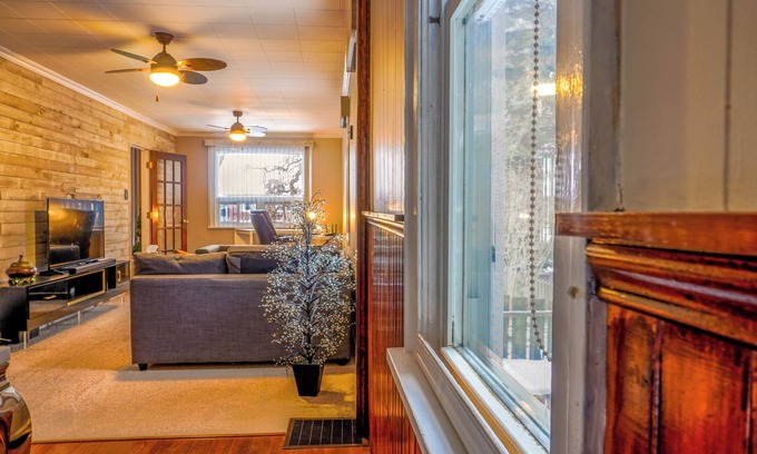 Welland House | Classy 3 Bedroom Home, Sleeps 8, 25 min to Niagara