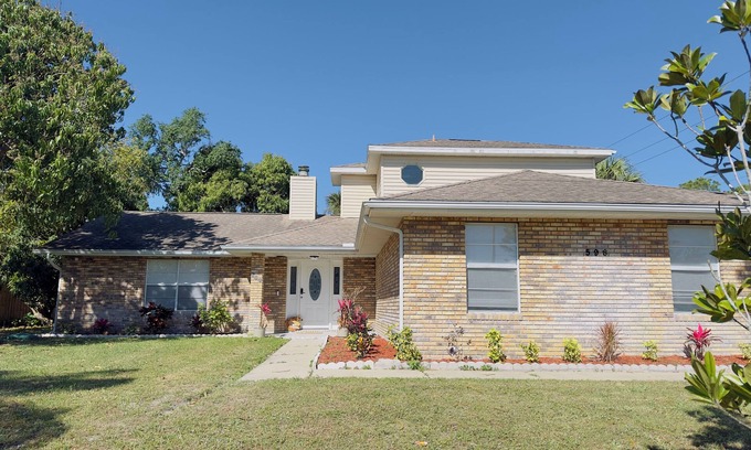 Interchange Square House | Classy Comfy 3-bedroom house with AC in Palm Bay