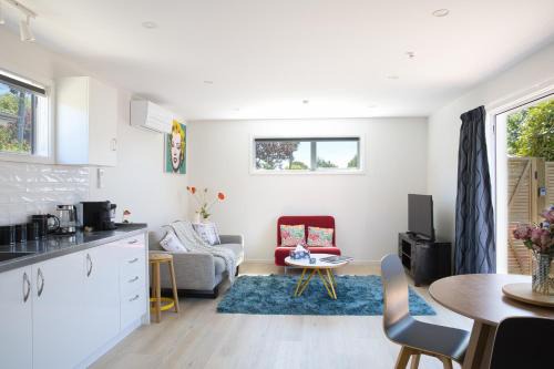 Bishopdale House | Classy Modern Unit close to Airport, Shops and Bus