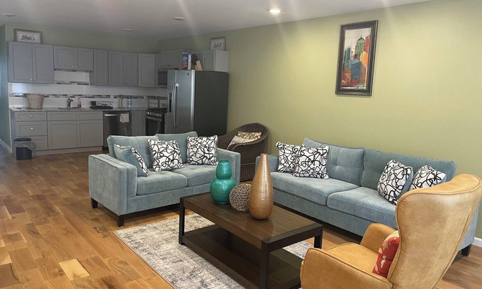 Ampere House | Classy & Peaceful Home for Family & Friends - 20 mins from EWR, MetLife Stadium