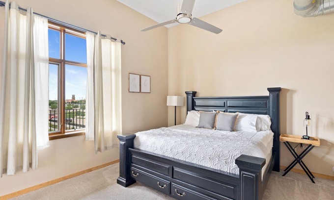 West Des Moines Apartment | Classy Safe Private Apartment w/Amenities Across f/Jordan Creek Mall w/Elevator