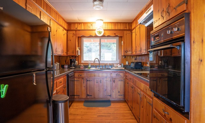 Rabun Gap House | Clayton, GA (NE Georgia) Cozy Mountain Cabin with View-Hillcrest Lodge