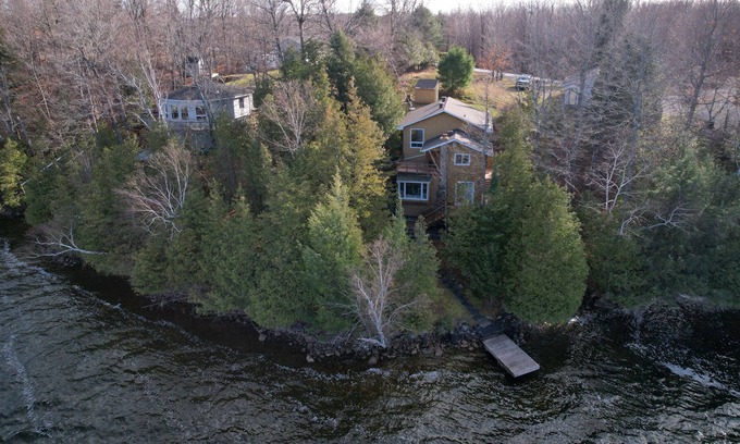 Lanark Highlands House | Clayton Lake Waterfront Cottage With Spectacular View & Games Room