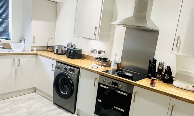 Clayton House | Clayton Vale Private Modern Ensuite Room near Etihad Stadium and Co-op Live!