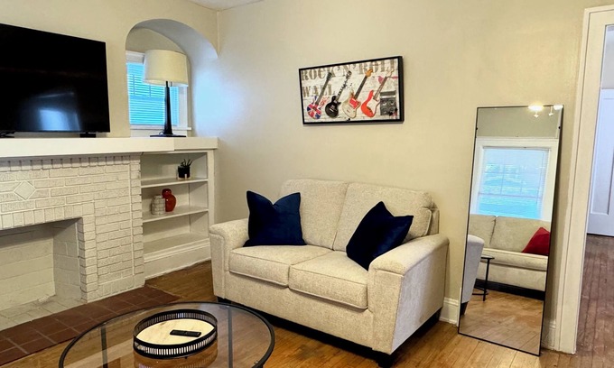 Shaker Heights Apartment | CLE Rock-n-Roll Apartment-CLE Clinic Long Term Stays Welcomed