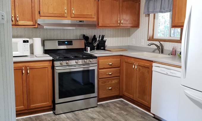 Lake City House | CLEAN 3 Bedroom 2 full Bath walking distance to County Park/Boat Launch/Lagoon