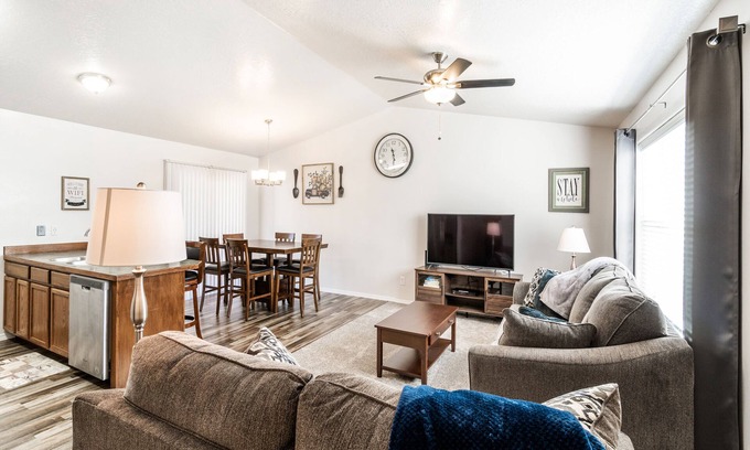 Twin Falls House | CLEAN 3 BR 2 Bath- QUIET neighborhood