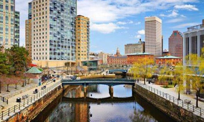 Washington Park Apartment | Clean 3 Queen Bed & Flat Screen TV’s, Minutes from Down Town Prov, Free Parking