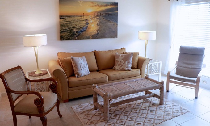 Sunnyside House | Clean, Airey, Artistic, Tropical Townhouse steps from the beach