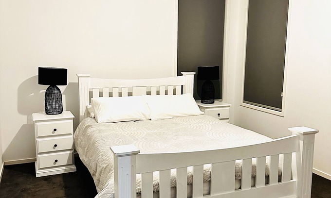 Melbourne Apartment | Clean and airy house in a family friendly neighbourhood. Home office available.