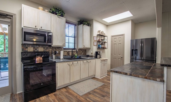 Counce House | CLEAN and CLOSE to everything! Boat parking! Sleeps 6! 3 mins from State Park!