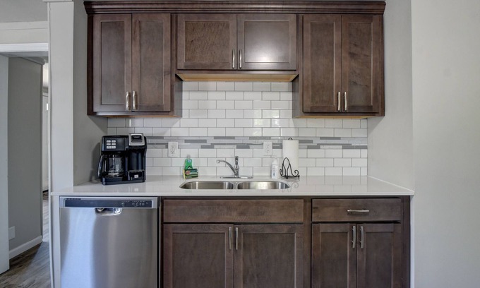 Gary House | Clean and Comfortable Ranch near 80/94/65 Refinery